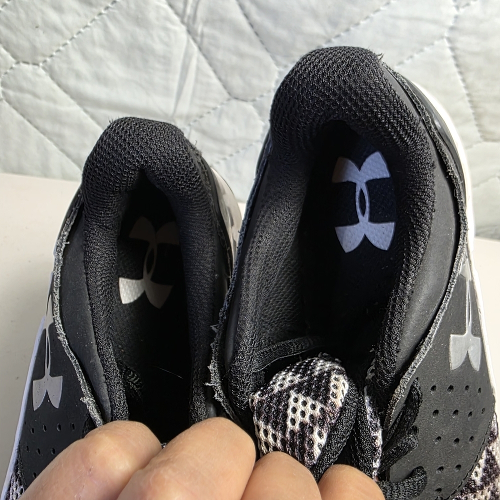 Under Armour kids' athletic sneakers in black and white.
Size 3.5Y - Picture 8 of 8
